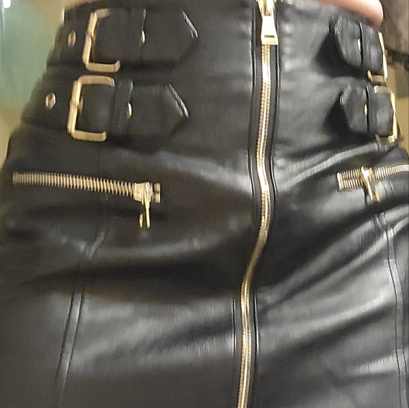 Black leather mini skirt with zipper and adjustable buckels - Picture 2 of 2